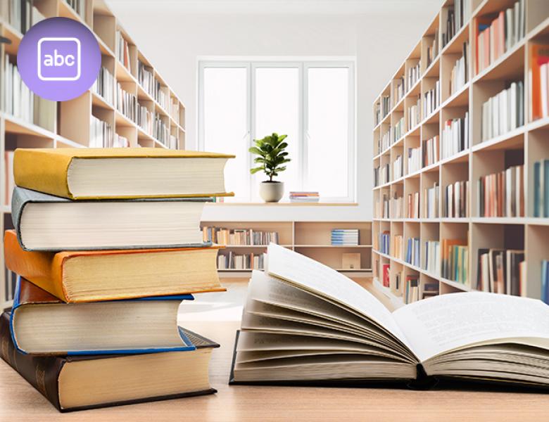 scrivania con dei libri circondata da librerire