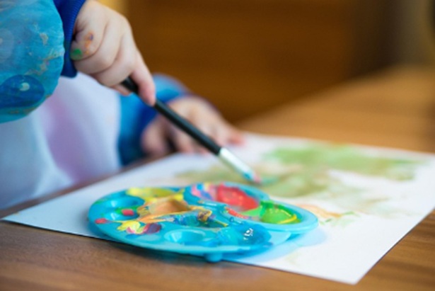 bimbo che dipinge con acquerelli