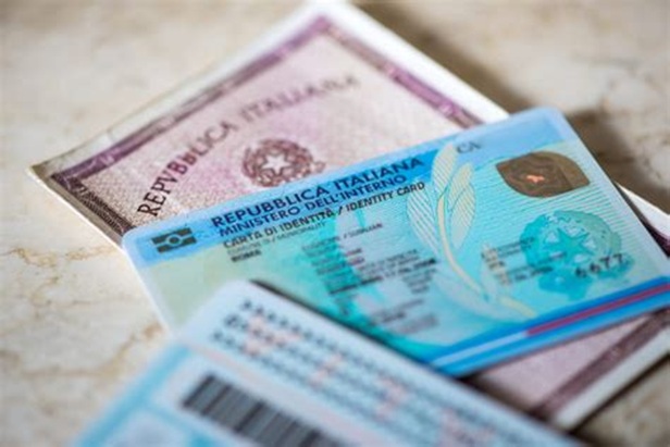 immagine con carta di identità cartacea e CIE